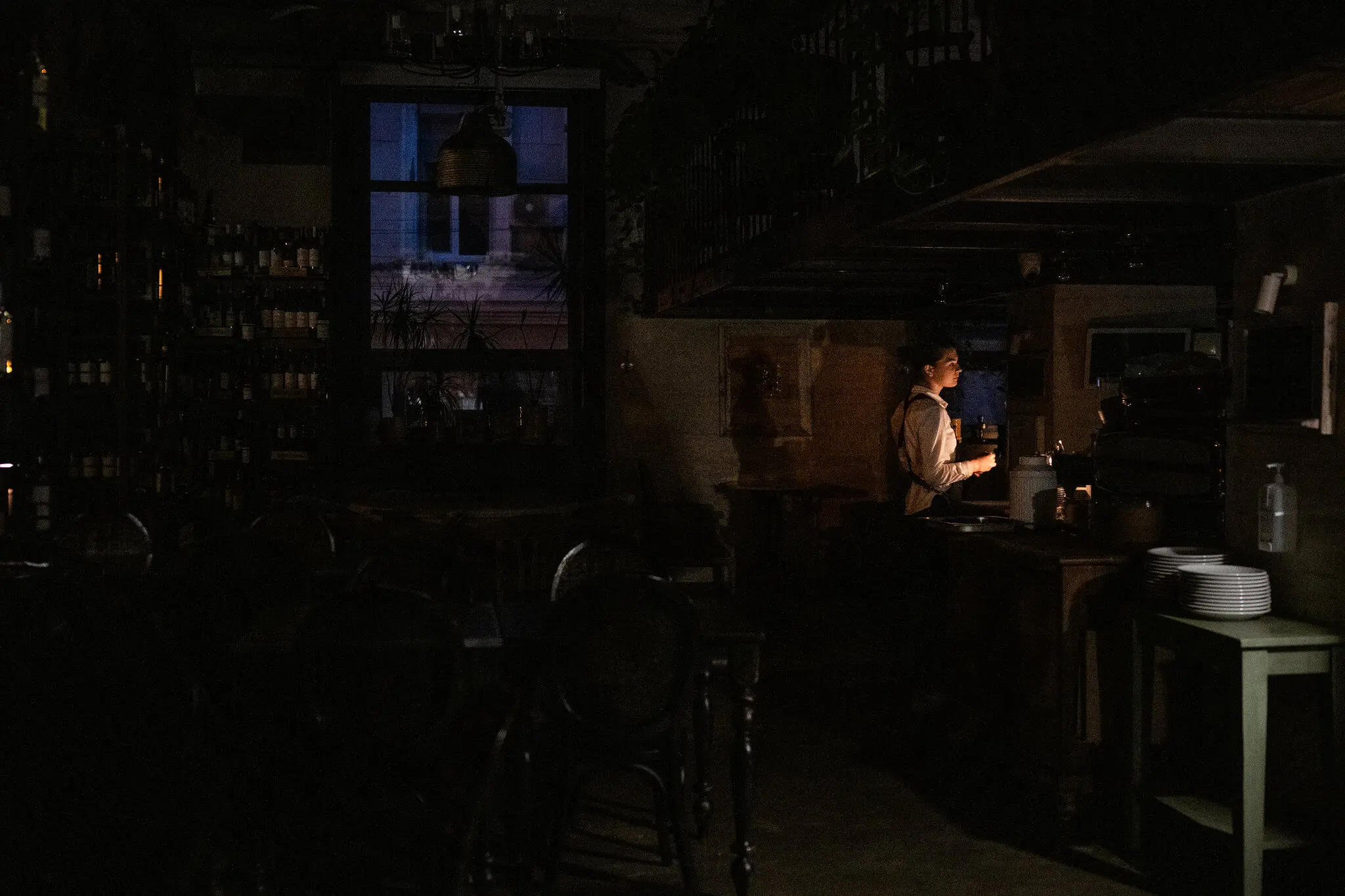 Робота при свічках під час відключення електроенергії в Дніпрі, східна Україна, у червні.